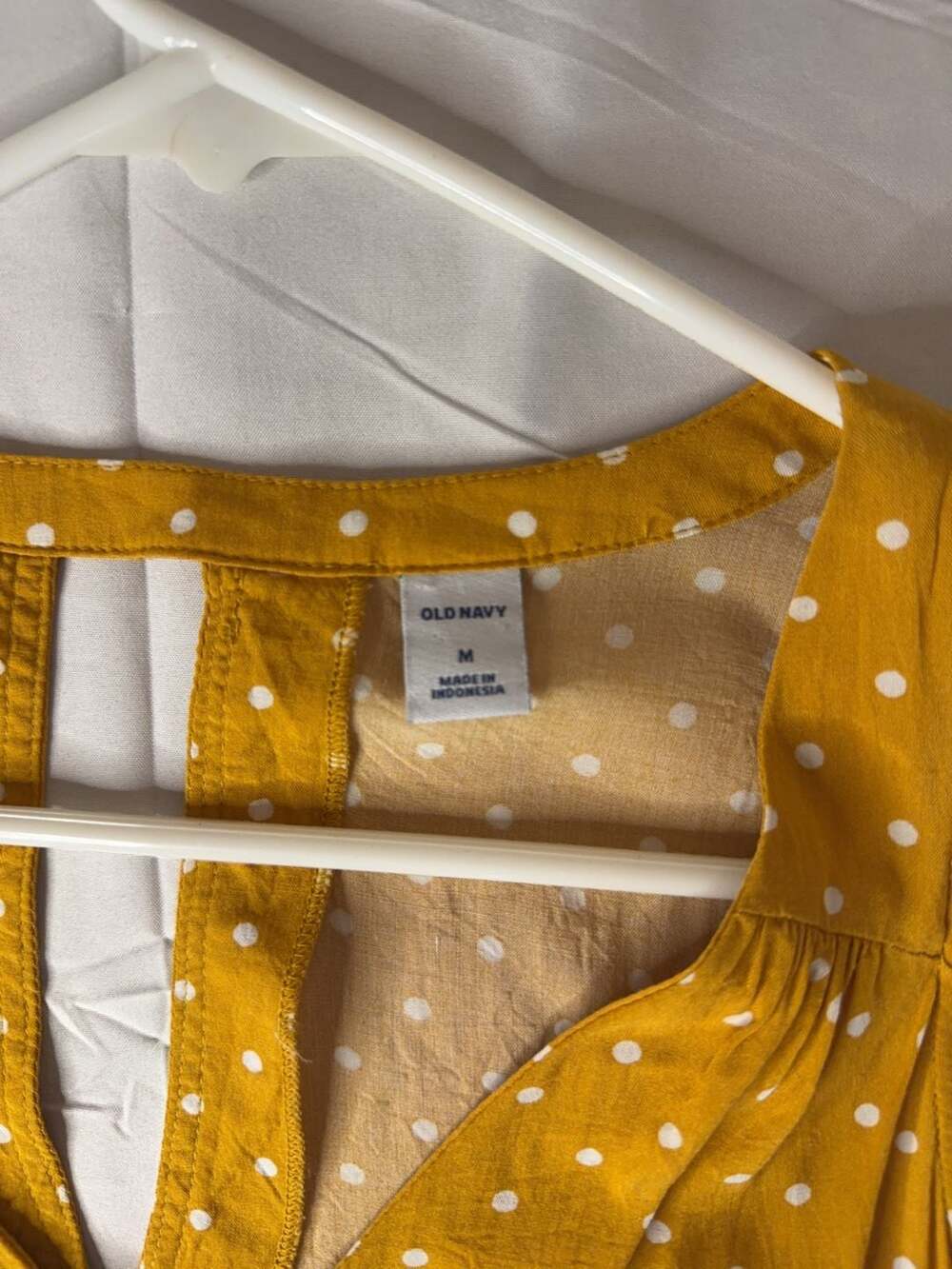 Old Navy Women's Mustard Yellow Polka Dot Sleeveless Keyhole Tank Top Size M - Picture 2 of 3